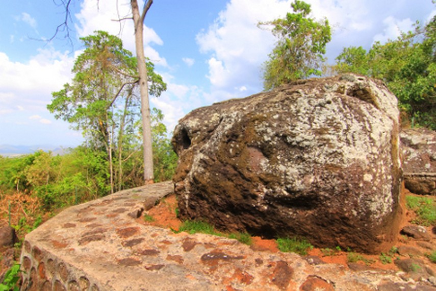 Situs batu kuburan ini terletak di Desa Batu Tering, Moyo Hulu, Sumbawa, NTB