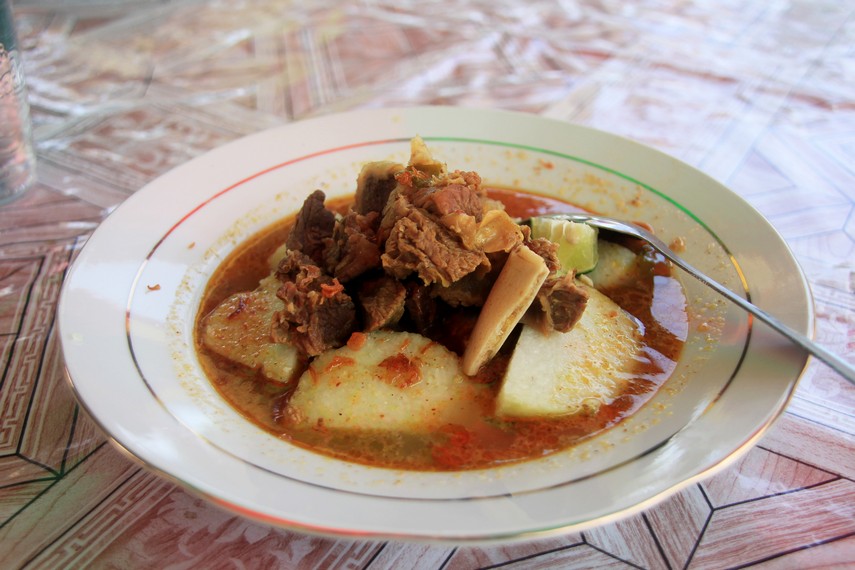 Soto Sumbawa menggunakan daging kerbau sebagai salah satu bahan utamanya