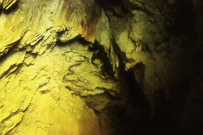 Selama menyusuri Gua Pindul Cave Tubing, pengunjung akan menikmati pemandangan stalaktit dan stalakmit yang indah
