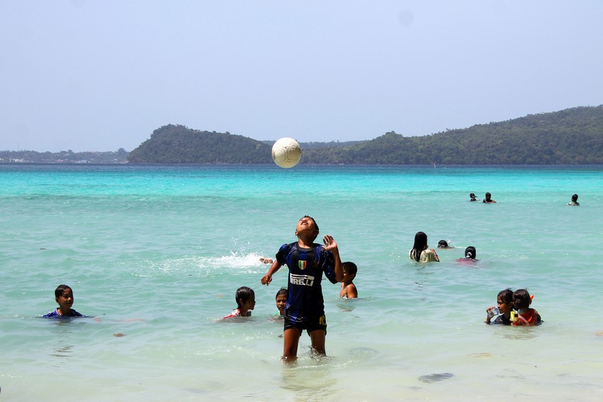 Suasana di Pantai Gapang yang ramai dikunjungi keluarga pada akhir pekan