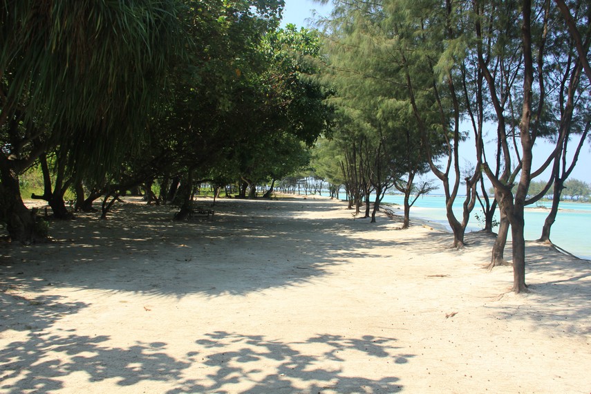 Suasana pantai berpasir putih di Pulau Payung Besar yang bisa ditempuh 2 jam perjalanan laut dari Jakarta