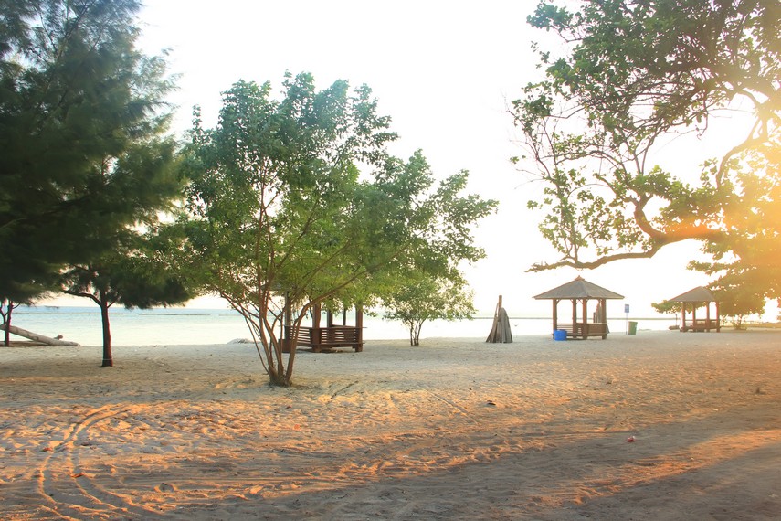 Suasana pantai di Pulau Tidung dengan hamparan pasir putih yang hangat