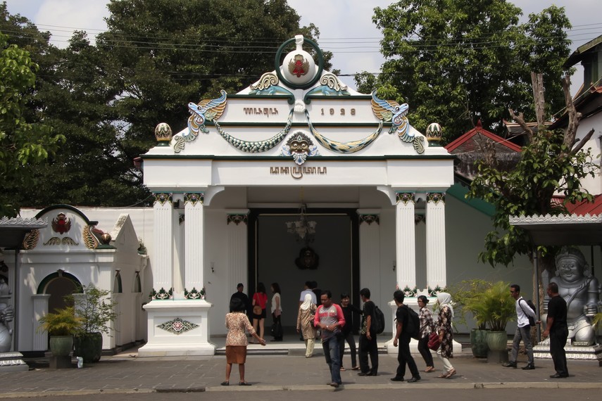 Suasana pengunjung di Regol Danapratapa, salah satu bangunan yang ada di Keraton Yogyakarta