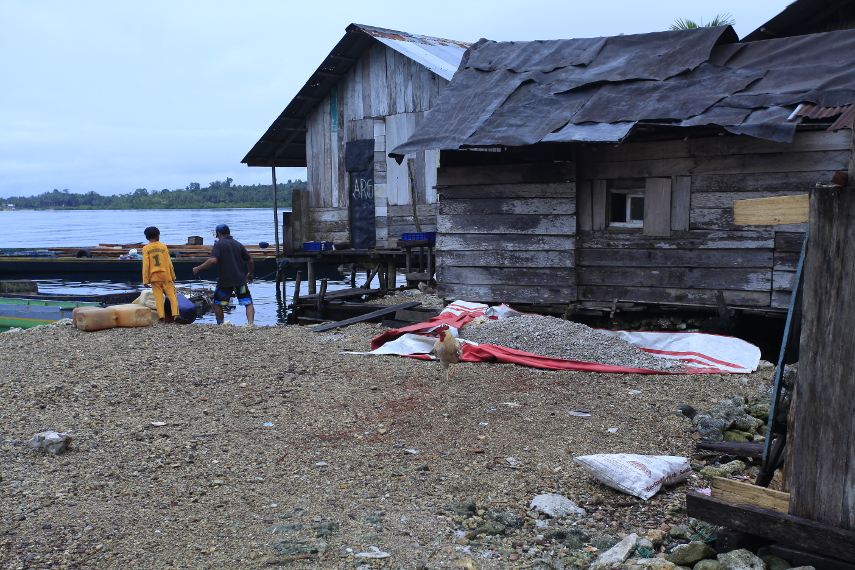 Suasana rumah-rumah nelayan yang menjadi mata pencaharian utama warga Desa Sawai