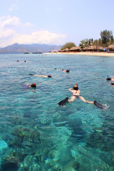 Suasana wisatawan saat menikmati <i>snorkeling</i> di perairan Gili Air
