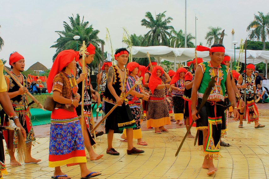 Suku Dayak Bahau digambarkan sedang menanam bibit padi