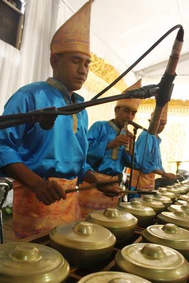 Talempong adalah alat perkusi tradisional Minangkabau