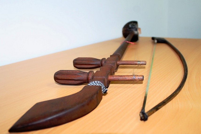Tali busur pada alat musik sukong terbuat dari ekor kuda jantan