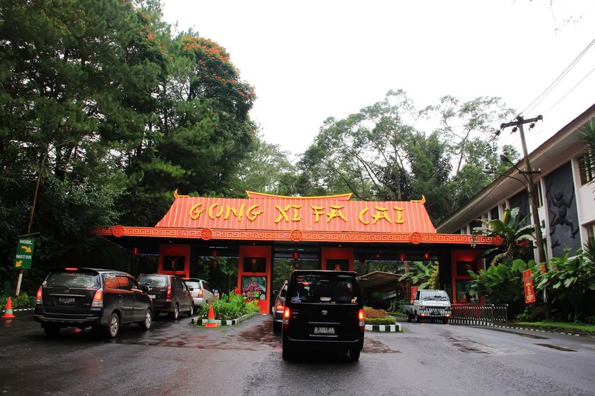Taman Safari Bogor, yang berlokasi di Jalan Raya Bogor 601, terletak di kawasan Puncak pada ketinggian sekitar 900-1.800 meter di atas permukaan laut