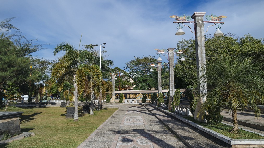 Taman kota ini berada di samping Kantor Gubernung Kalimantan Tengah