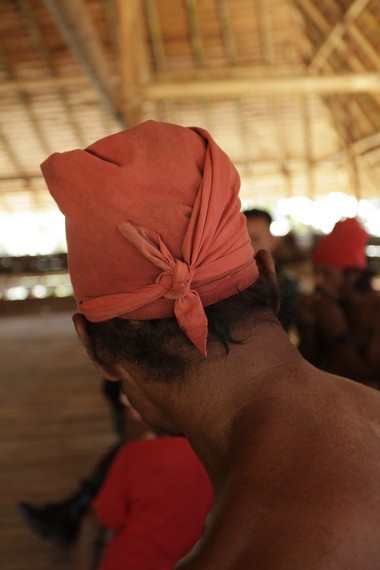 Tampak belakang ikat kepala merah suku Huaulu