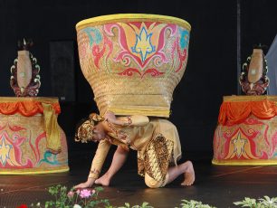 Tari Boboko Mangkup, Atraksi Tari dalam Bakul