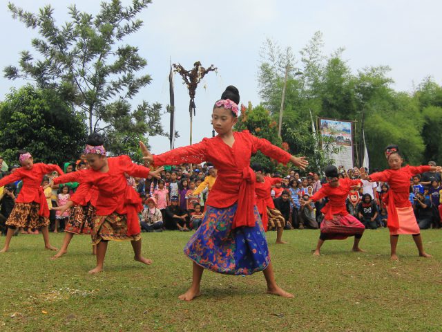Tari Mojang Jaipong, Identitas Masyarakat Sunda