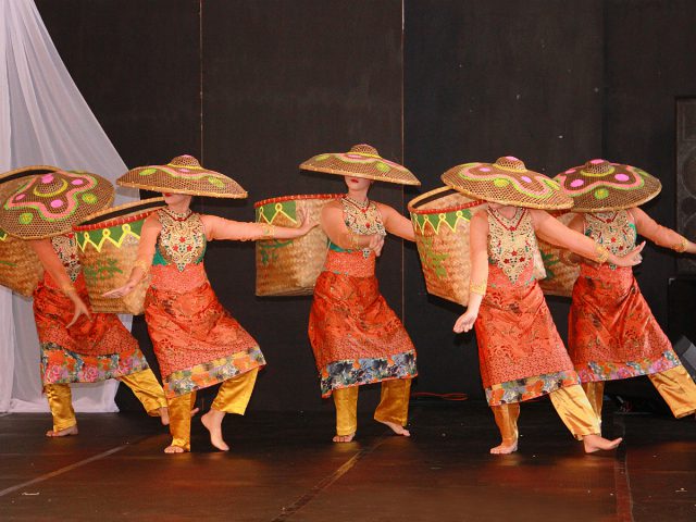 Kisah Kehidupan Petani Teh Jawa Barat dalam Tari Panarat