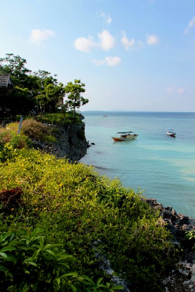 Pantai Tanjung Bira juga dikelilingi tebing-tebing yang menjadi latar indah pantai ini