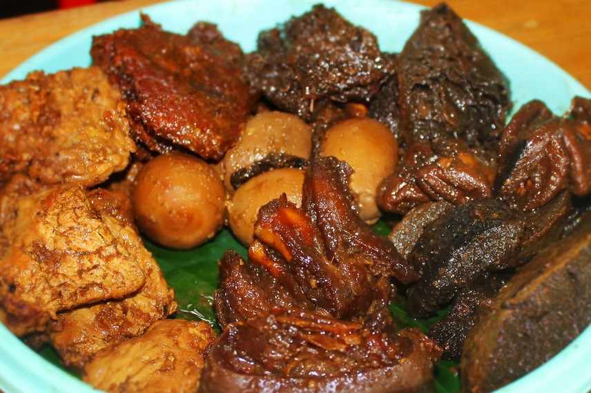 Telur ayam rebus, usus, babat, limpa, dan paru sapi menjadi teman yang pas menyantap nasi gandul