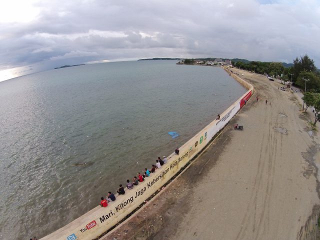 Tembok Berlin: Pesona Pantai dan Hiburan Malam di Kota Sorong