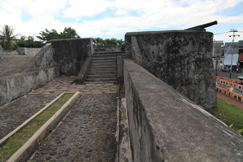 Tembok benteng Orange yang memanjang dan memiliki beberapa Bastion tempat para penjaga berjaga