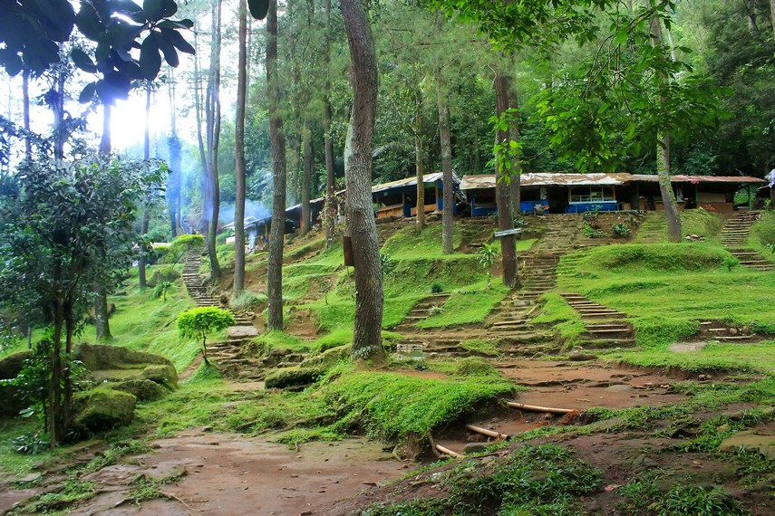 Tempat beristirahat yang disediakan untuk para pengunjung Curug Omas