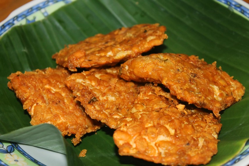 Tempe yang digoreng tipis dan kering menjadi pelengkap hidangan nasi gandul