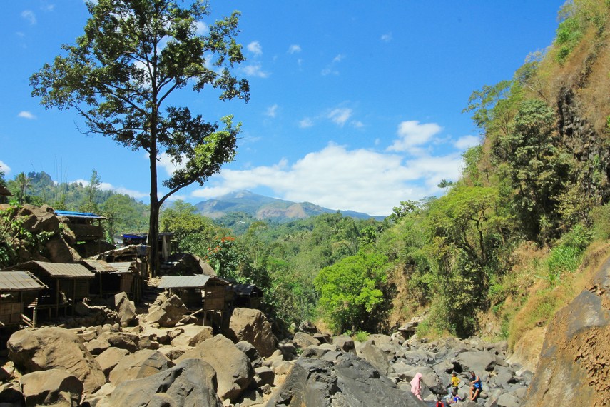 Terletak di sela-sela perbukitan daratan tinggi dan rerimbunan hutan, Air Terjun Takapala terbilang indah dan cukup megah