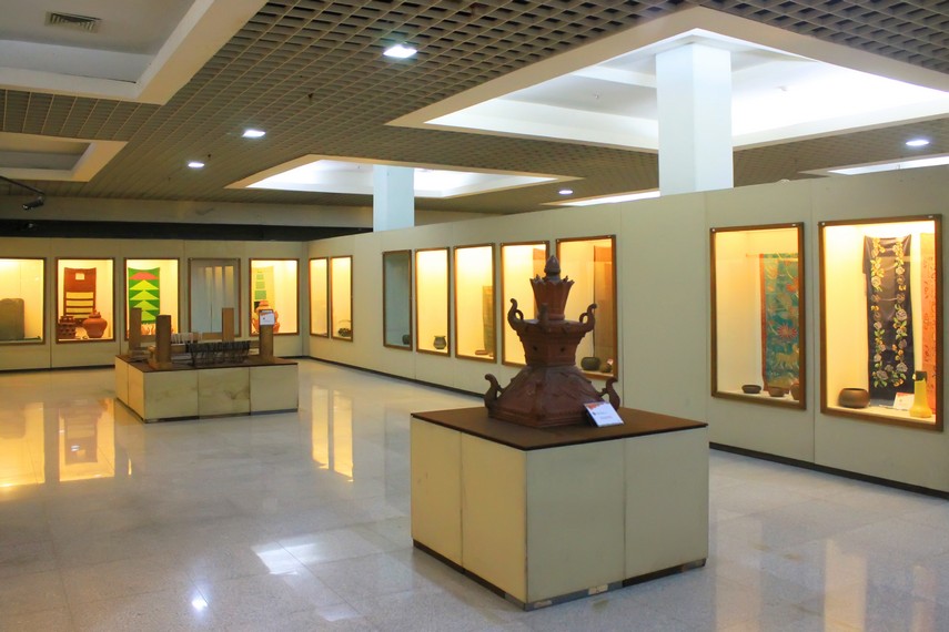Tidak hanya kaligrafi al quran, museum ini juga menyimpan aneka busana dari berbagai daerah di nusantara