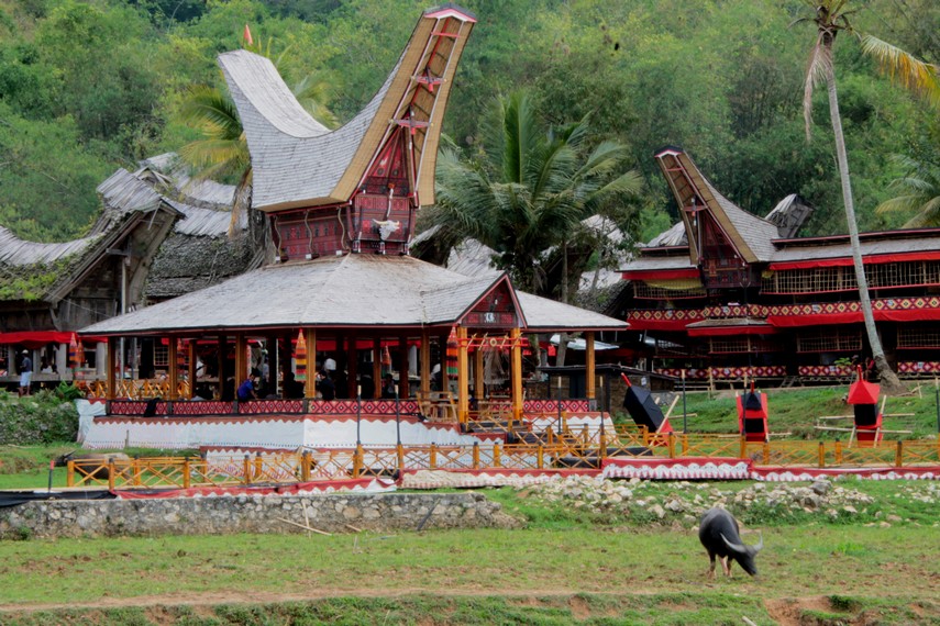 Tongkonan utama di desa adat Kete Kesu menghadap utara, sementara bagian selatan digunakan untuk pemakaman