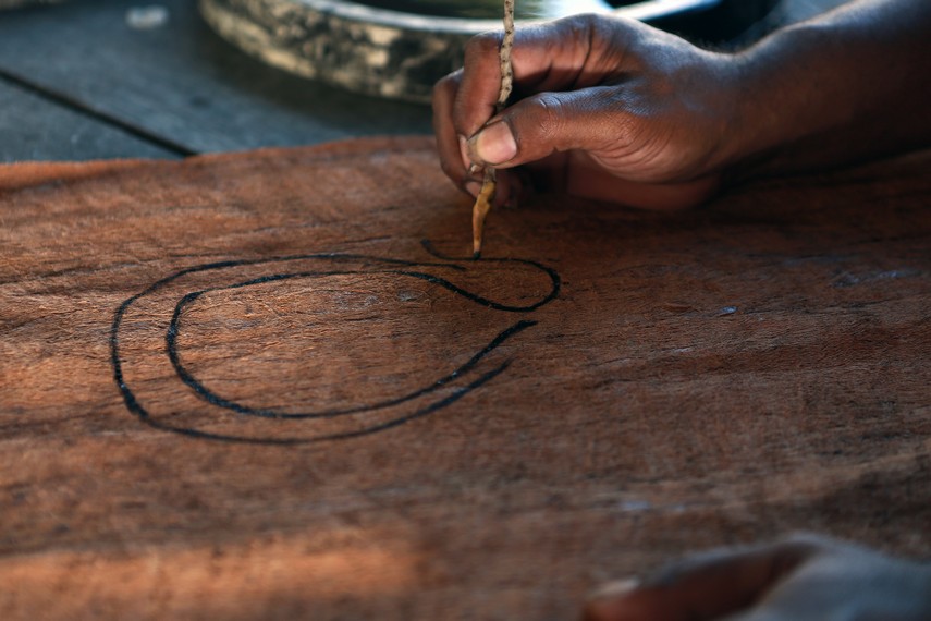 Untuk melukis di kulit kayu membutuhkan ketelitian dan kesabaran yang dipadukan dengan kreatifitas