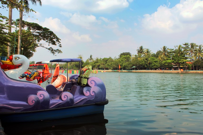 Wahana perahu bebek menjadi alternatif hiburan yang ada di Setu Babakan