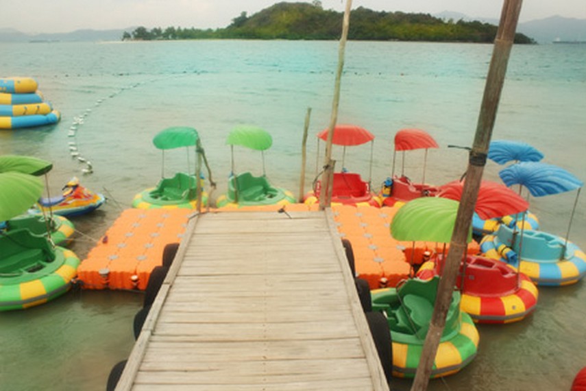 Wahana sepeda air yang disewakan kepada pengunjung Pantai Mutun