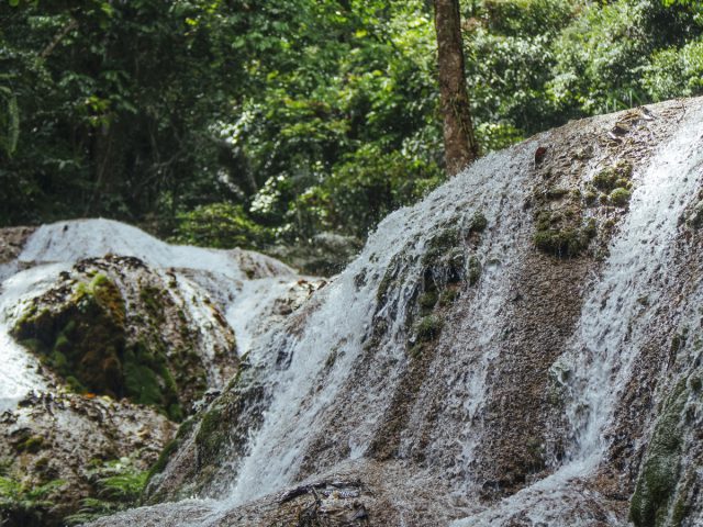 Menikmati Kesegaran Air Terjun Saluopa di Kabupaten Poso