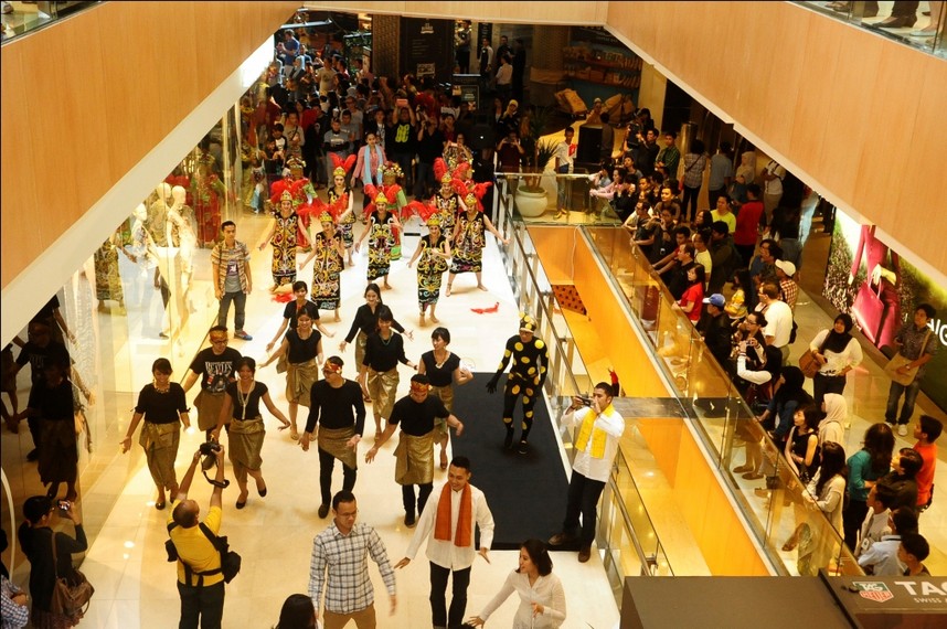 Amink bersama para komunitas menari di lantai dasar West Mall Grand Indonesia