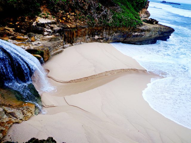 Eksotisme dan Keunikan Air Terjun di Bibir Pantai Banyu Tibo