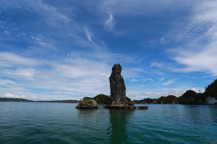 Batu Pensil adalah batu berbentuk menyerupai pensil dan terlihat mencolok di Teluk Kabui