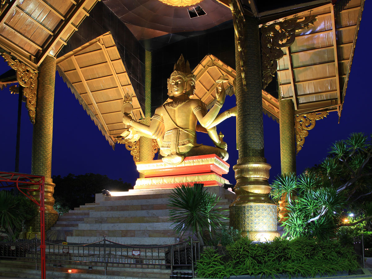 Mengagumi Patung Buddha 4 Wajah di Surabaya - Indonesia Kaya