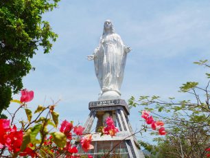 Patung Maria Bunda Segala Bangsa, Ketenangan di Puncak Bukit