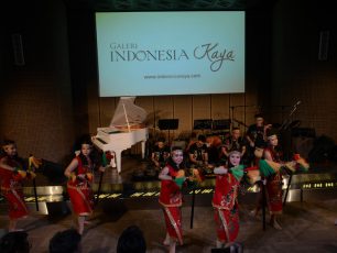 Kalimantan Through Songs and Dance Oleh Institut Musik Daya Indonesia, Minggu 25 Mei 2014 Pukul : 15.00
