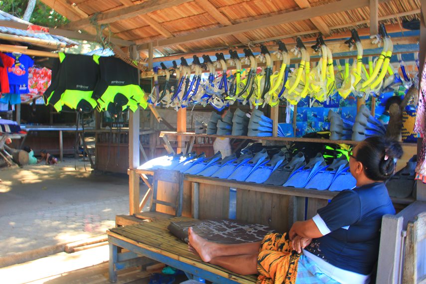 Alat snorkeling yang disewakan untuk para pengunjung yang ingin melihat langsung keindahan alam bawah laut Pulau Bunaken