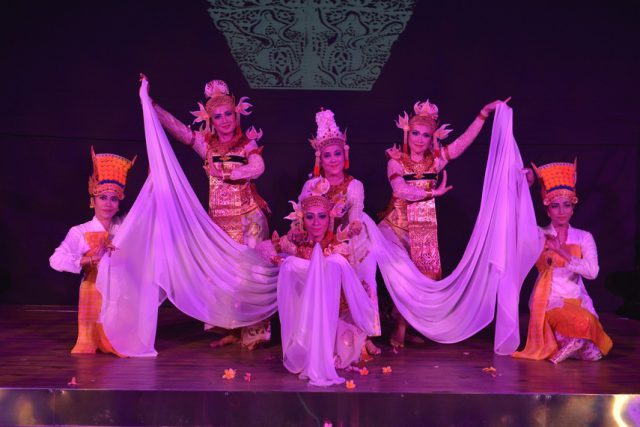 Pagelaran Tari “PUISI LEGONG” oleh Bengkel Tari AYUBULAN, Sabtu 1 November 2014 Pukul : 15.00