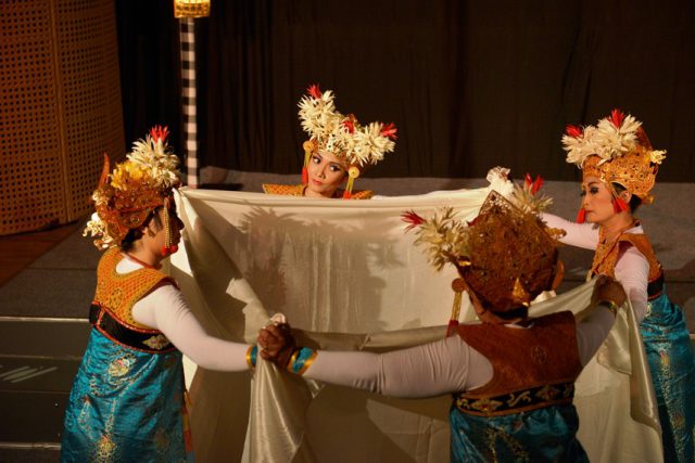 Pagelaran Legong Sampik Engtay Oleh Bengkel Tari Ayu Bulan, Minggu 22 Februari 2015 Pukul : 15.00
