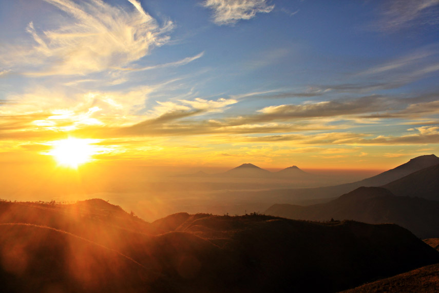 Fenomena Golden Sunrise di Gunung Prau