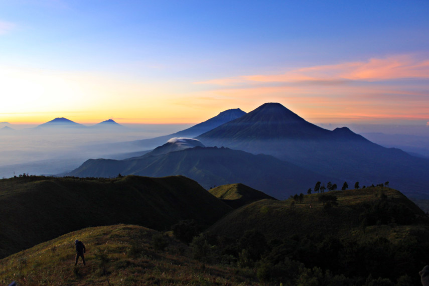 Pemandangan Gunung Sumbing, Sindoro, SLamet, Merapi dan Merbabu dari Puncak Prau