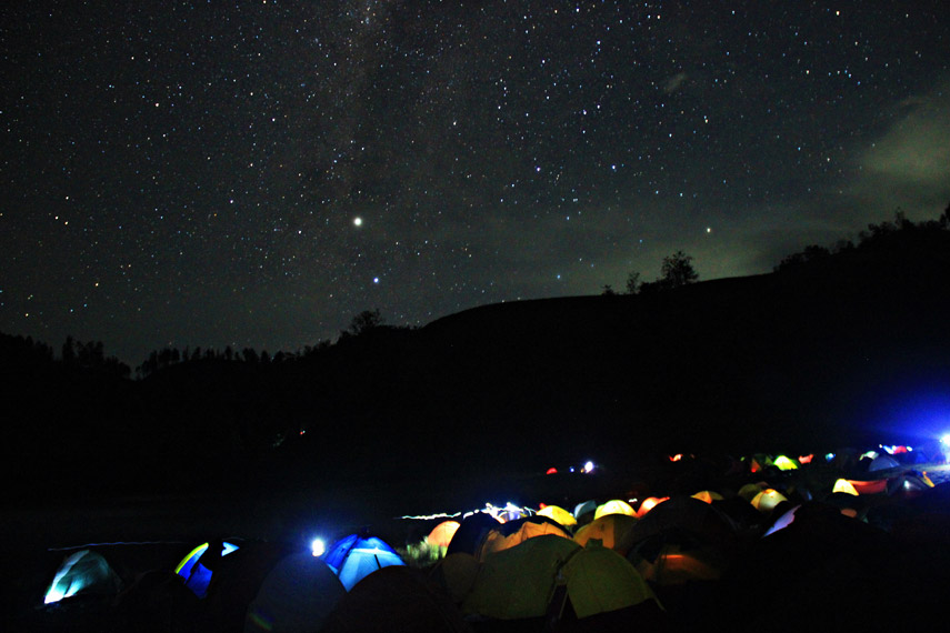 Pemandangan langit malam yang penuh bintang di Ranu Kumbolo