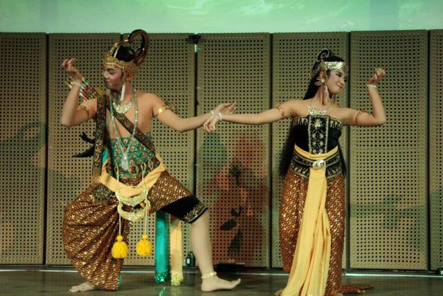 Bambangan Cakil (Perang Kembang) dan Punokawan oleh Wayang Orang Bharata, Minggu 17 November 2013 pukul 15:00
