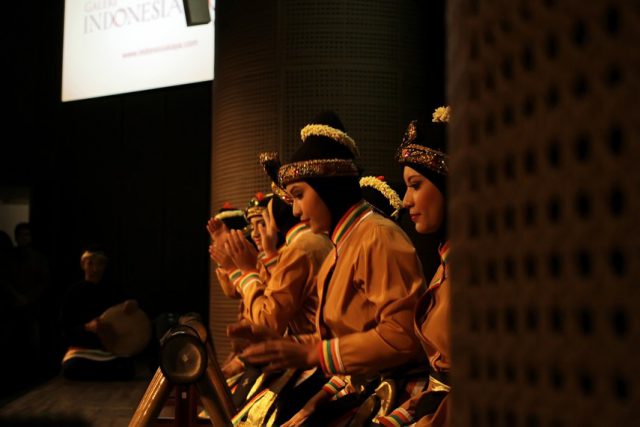 Pesona Tari Serambi Mekah Oleh Teuku Admiral, Minggu 2 Maret 2014 pukul : 15.00