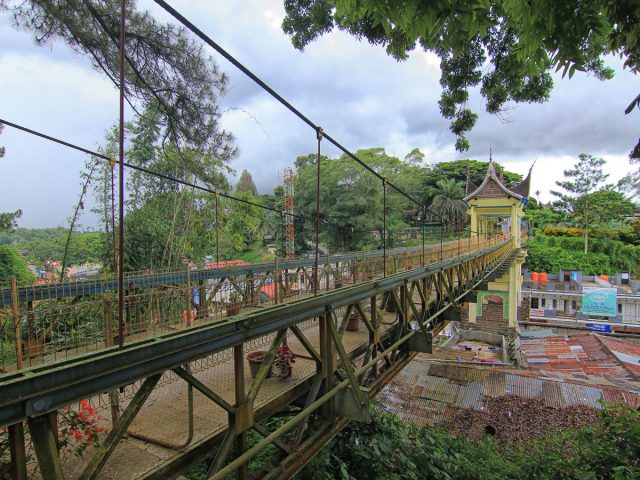 Mengagumi Tradisi Minangkabau dari Jembatan Limpapeh