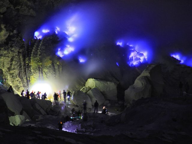 Menyaksikan Fenomena si Api Biru di Kawah Ijen, Banyuwangi