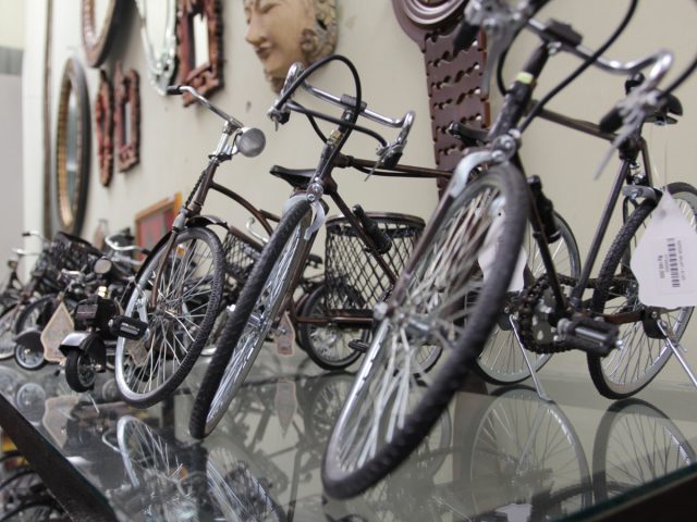 Berburu Etniknya Kerajinan Khas Solo