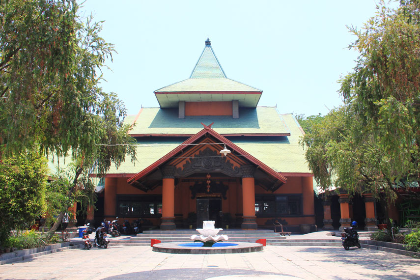 Klenteng Sanggar Agung menjadi salah satu klenteng yang wajib Anda kunjungi jika berada di Surabaya
