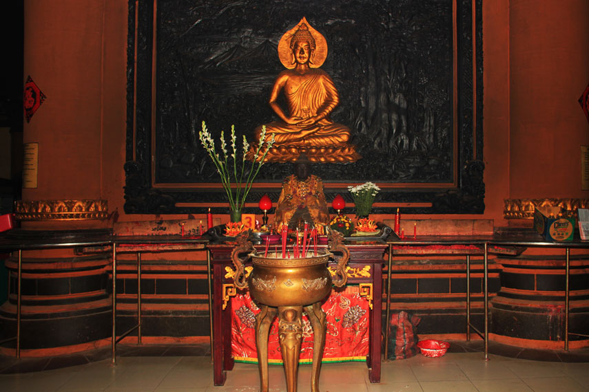 Selain patung Dewi Kwam Im, pengunjung juga dapat melihat Stupa Maha Brahma yang berada dalam area kelenteng